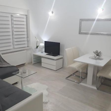 Apartman Kristina - Self Check In & Check Out Otočac Esterno foto