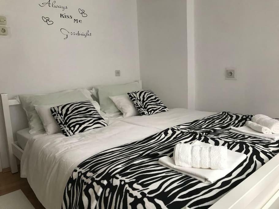 Apartman Kristina - Self Check In & Check Out Otočac Esterno foto